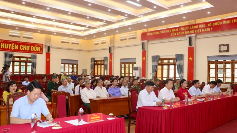 Delegates attending the Party Badge Award Ceremony. dai-bieu-du.jpg