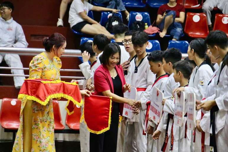 Bà Đỗ Thị Hiền, Giám đốc Sở Văn hóa, Thể thao và Du lịch trao cờ lưu niệm cho các đoàn VĐV. 312.jpg
