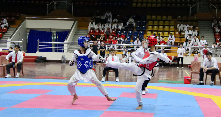 Trận đấu giữa 2 VĐV đội CLB Taekwondo Trang Hạ (Bắc Ninh) và tỉnh Bắc Kạn. 315.jpg