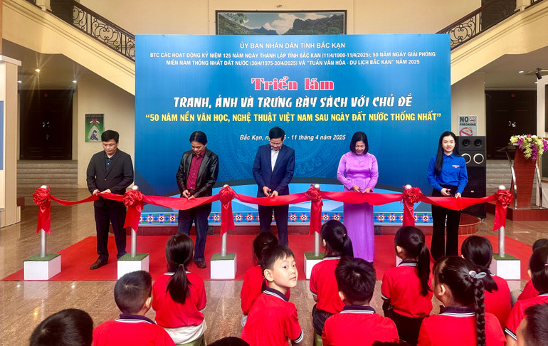Đại biểu cắt băng khai mạc triển lãm. img-1748.jpg