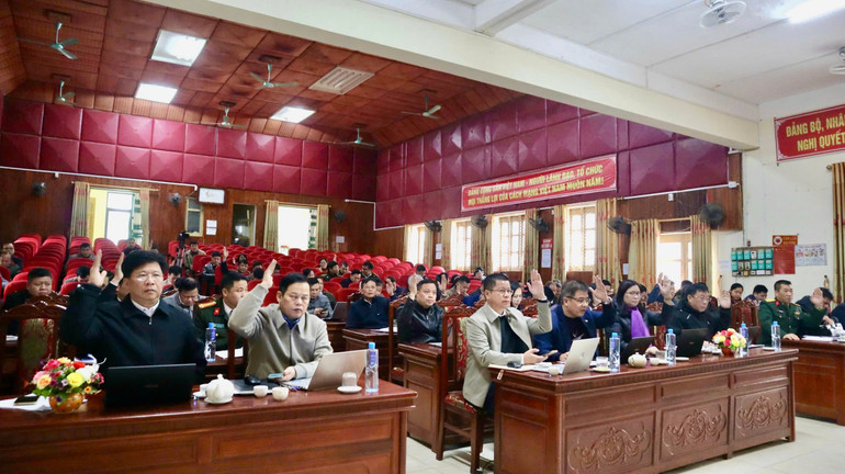 Đại biểu biểu quyết thông qua Nghị quyết của Huyện ủy về nhiệm vụ năm 2025. img-7154.jpg