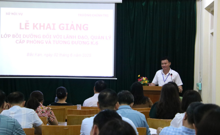 សមមិត្ត Tran Doan Quyen នាយករងសាលានយោបាយខេត្ត ថ្លែងក្នុងពិធីបើក។ img-0150.jpg