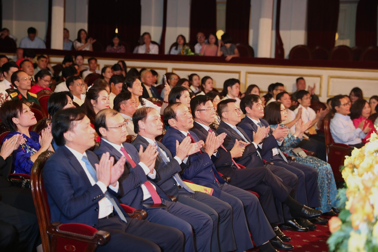 Các đại biểu dự lễ trao giải. 1.png