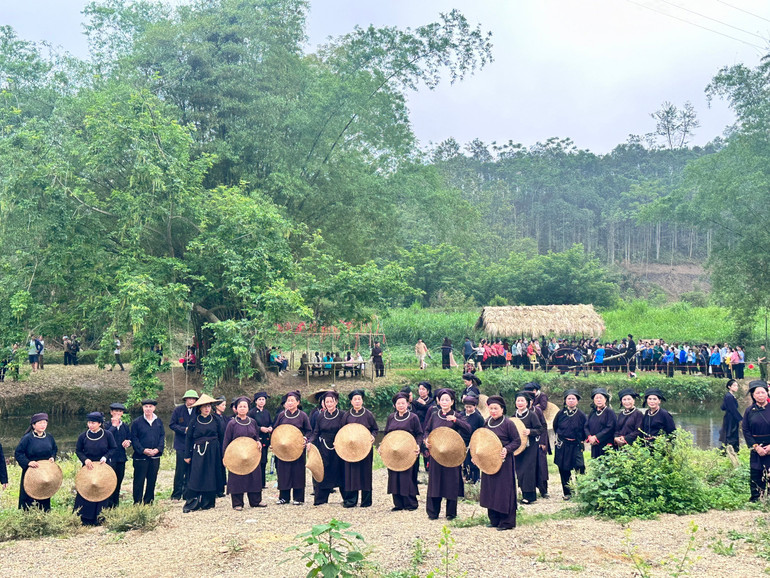 Chợ tình Xuân Dương (Na Rì) thu hút đông đảo du khách tới dự. xuan-duong.jpg