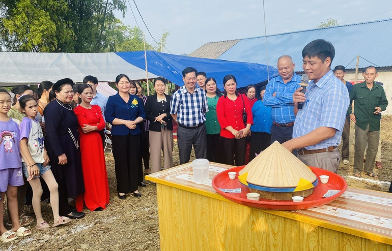 Lãnh đạo tỉnh và lãnh đạo huyện Na Rì vui ngày hội Đại đoàn kết cùng bà con xã Cường Lợi, huyện Na Rì. cuong-loi.jpg