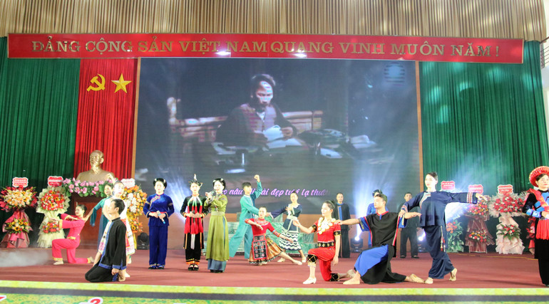 Văn nghệ chào mừng Đại hội. img-5976-6425.jpeg