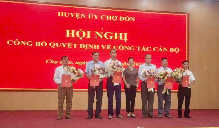 Công bố quyết định điều động đối với 06 đồng chí Bí thư Đảng ủy các xã. IMG_3165.jpeg