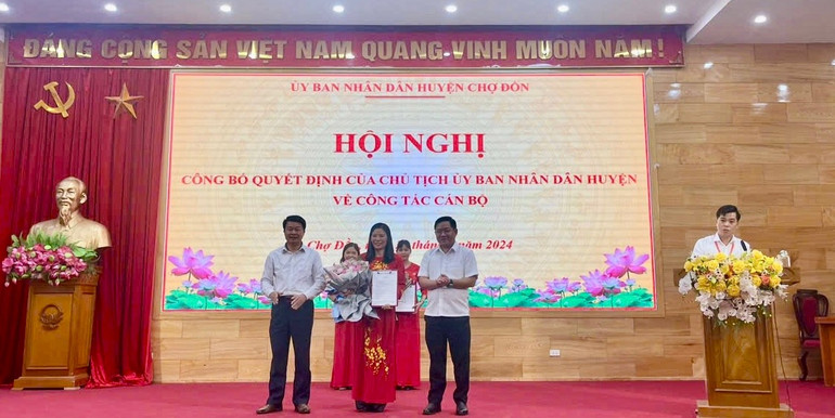 Công bố các quyết định điều động và bổ nhiệm viên chức quản lý các đơn vị trường học trực thuộc UBND huyện. IMG_3164.jpeg