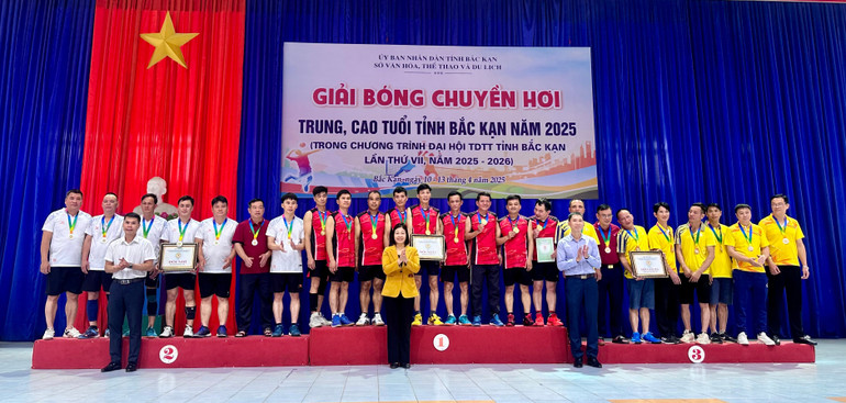 Trao giải cho nội dung nam từ 45 đến 51 tuổi. img-2932.jpg