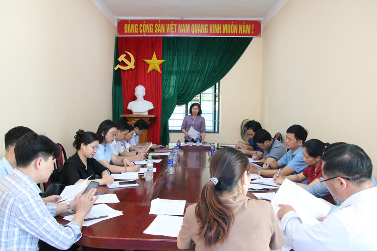 សមមិត្ត Hoang Thi Ngan អនុប្រធានគណៈកម្មាធិការរណសិរ្សមាតុភូមិវៀតណាមខេត្ត ថ្លែងមតិក្នុងកិច្ចប្រជុំ។ img-0002.jpg