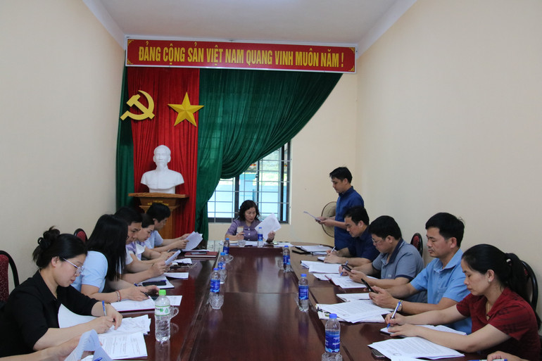 ថ្នាក់ដឹកនាំឃុំណាមម៉ៅ ស្រុកបាប៊ី បានរាយការណ៍ពីស្ថានភាពការលុបបំបាត់លំនៅឋានបណ្ដោះអាសន្ន និងខូចខាតនៅតំបន់នោះជូនក្រុមការងារ។ img-0009.jpg