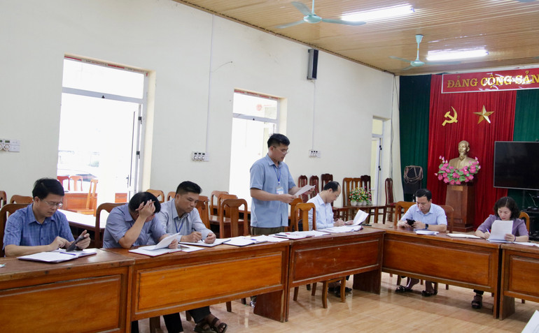 Đại diện lãnh đạo xã Xuân Lạc báo cáo tình hình xoá nhà tạm, nhà dột nát với Đoàn công tác. img-9973.jpg