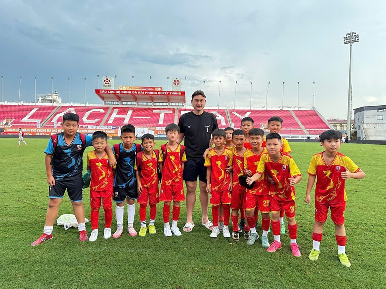 Đội tuyển U11 Bắc Kạn chụp ảnh lưu niệm với Thủ môn Đặng Văn Lâm tại sân Lạch Tray, Hải Phòng. img-5537.jpg