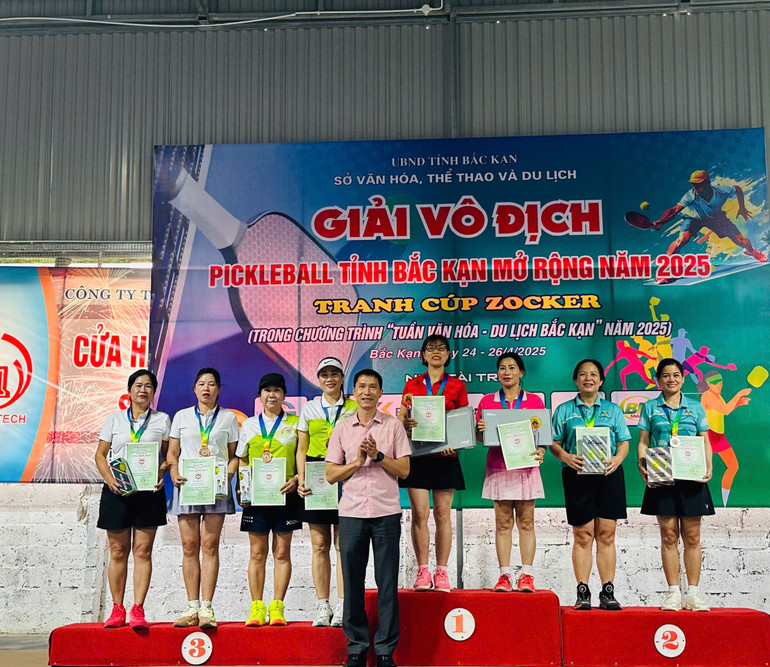 Trao giải đôi nữ trên 50 tuổi. 1-trao-giai.jpg