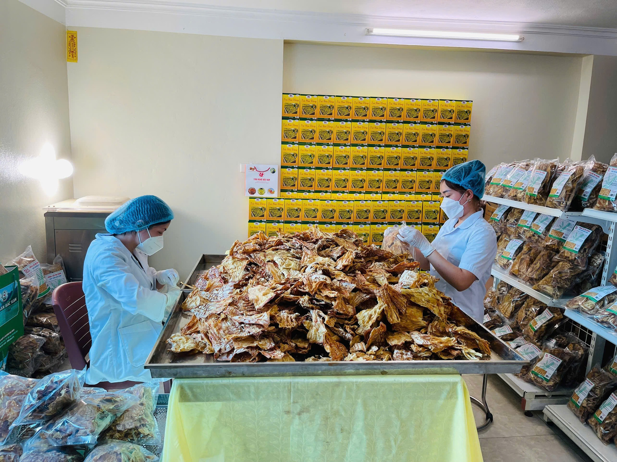 Thành viên HTX nông nghiệp công nghệ cao BK FOODS đóng gói sản phẩm măng khô. z5927951097861-41d229814a0e0c4a18d3d5776f3b43b2-1288.jpg