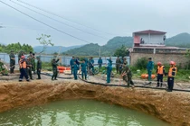 Móc sắt, câu liêm được sử dụng để phối hợp tìm kiếm.