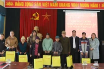 Đồng chí Hà Sỹ Huân, Phó Trưởng đoàn chuyên trách Đoàn đại biểu Quốc hội tỉnh tặng quà Tết tại Na Rì