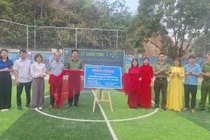 Công an tỉnh hỗ trợ xây dựng sân cỏ nhân tạo Trường Tiểu học Sông Cầu