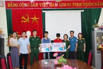 Hội Phụ nữ cơ quan Bộ CHQS tỉnh Bắc Kạn trao quà cho học sinh đặc biệt khó khăn xã Xuân Lạc