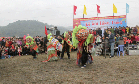Màn biểu diễn múa lân đến từ huyện Cao Lộc, tỉnh Lạng Sơn cũng là một nét mới trong hội Lồng tồng Phủ Thông vừa qua.