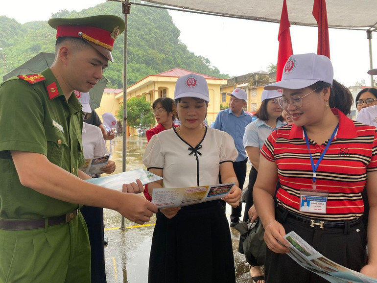 Tuyên truyền nâng cao nhận thức của người dân về phòng, chống ma tuý tại huyện Chợ Đồn z6663301655804-5e46d582eab92486344298e5883cb875.jpg