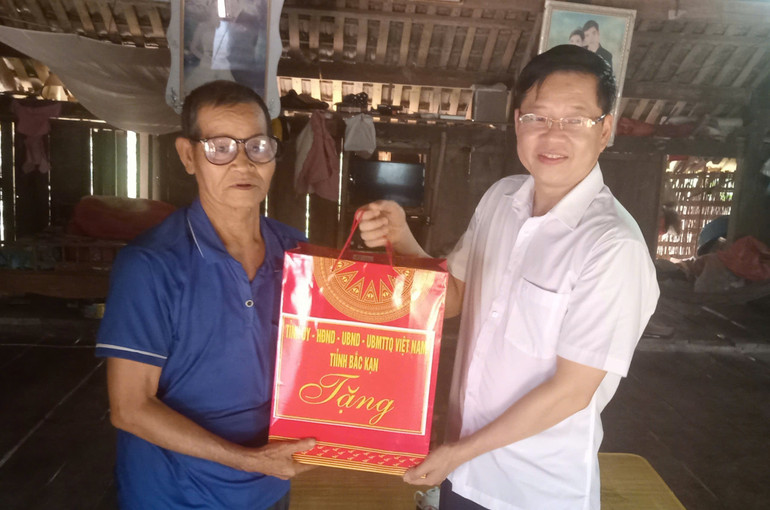 Đồng chí Đinh Quang Tuyên, Phó Chủ tịch Thường trực UBND tỉnh thăm, tặng quà ông Lưu Quang Chung, người hoạt động kháng chiến bị nhiễm chất độc hóa học tại thôn Cửa Khe. z6537803339282-6ffb9e65b9a2c81f571c9f826d9ced93.jpg