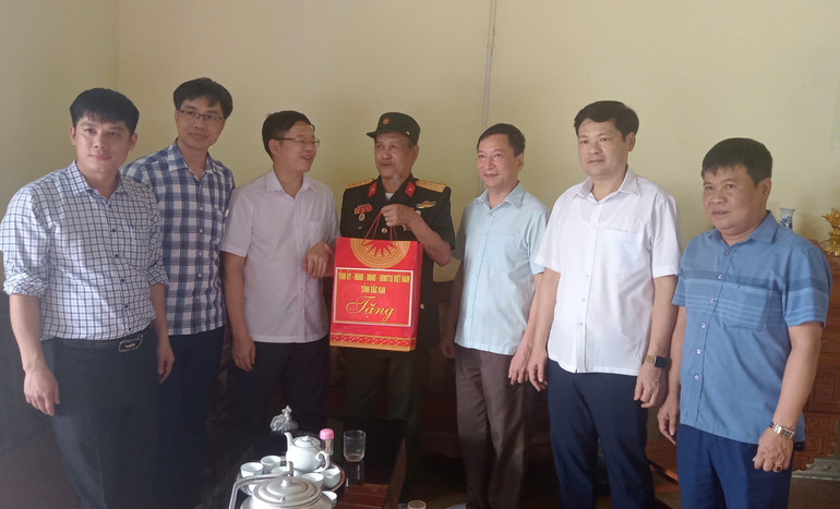Đoàn công tác thăm, tặng quà thương binh Nguyễn Thanh Trưởng ở thôn Làng Điền. z6537797215640-f3e3014fb2de8f3cc1d6935462651f8c.jpg