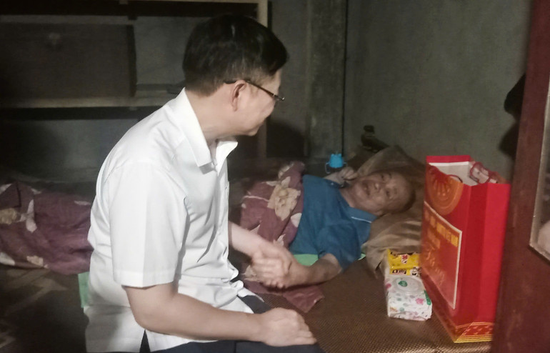 Đồng chí Đinh Quang Tuyên, Phó Chủ tịch Thường trực UBND tỉnh thăm, tặng quà ông Lộc Mạnh Nam, người hoạt động kháng chiến bị nhiễm chất độc hóa học ở thôn Làng Điền. z6537800433285-ae19e40f2463fe83446bf6be4cd55f10.jpg
