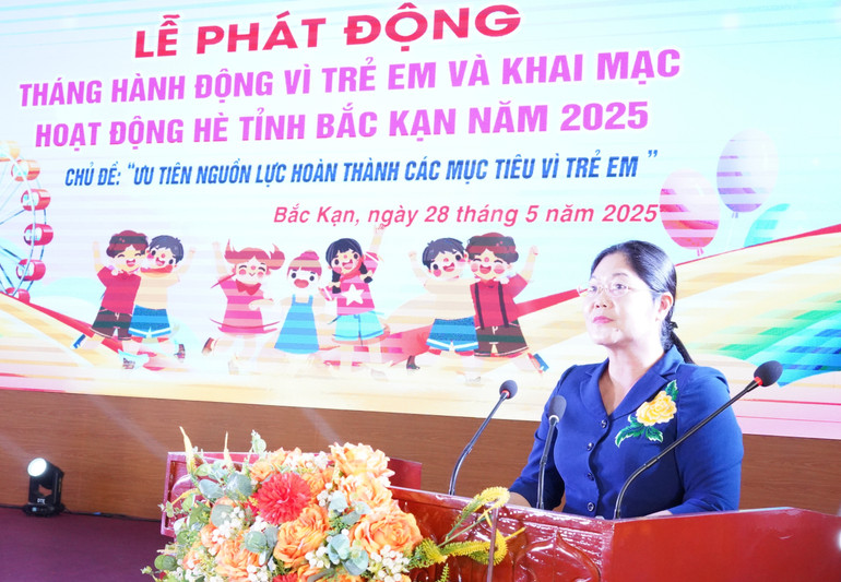 Đồng chí Hoàng Thu Trang, Ủy viên Ban Thường vụ Tỉnh ủy, Phó Chủ tịch UBND tỉnh phát biểu khai mạc tại buổi lễ. dsc03427.jpg