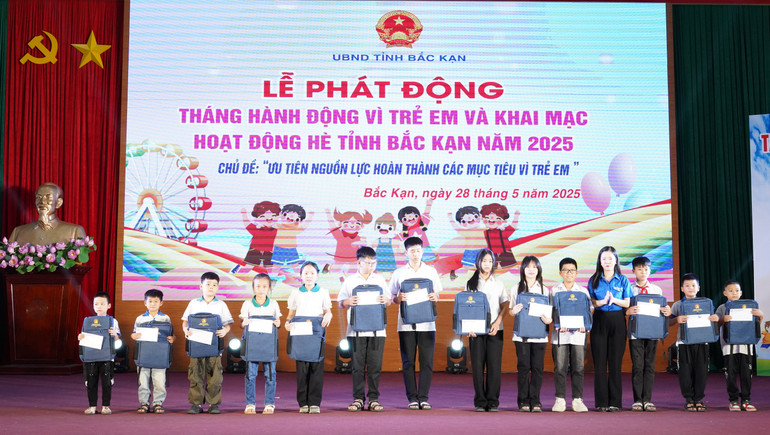 Tỉnh đoàn trao tặng quà và 15 vé bơi miễn phí cho học sinh có hoàn cảnh khó khăn. dsc03458.jpg
