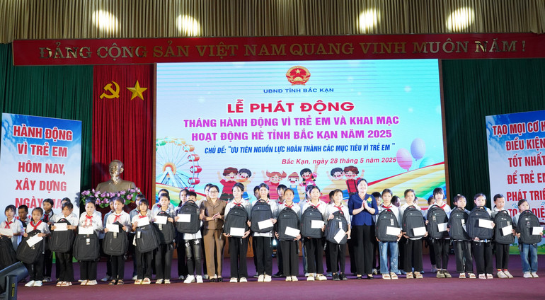 Đồng chí Hoàng Thu Trang, Ủy viên Ban Thường vụ Tỉnh ủy, Phó Chủ tịch UBND tỉnh và đồng chí Nguyễn Thị Phương Nga, Phó Chủ tịch Ủy ban MTTQ Việt Nam tỉnh trao quà cho trẻ em có hoàn cảnh khó khăn trên địa bàn tỉnh. dsc03438.jpg