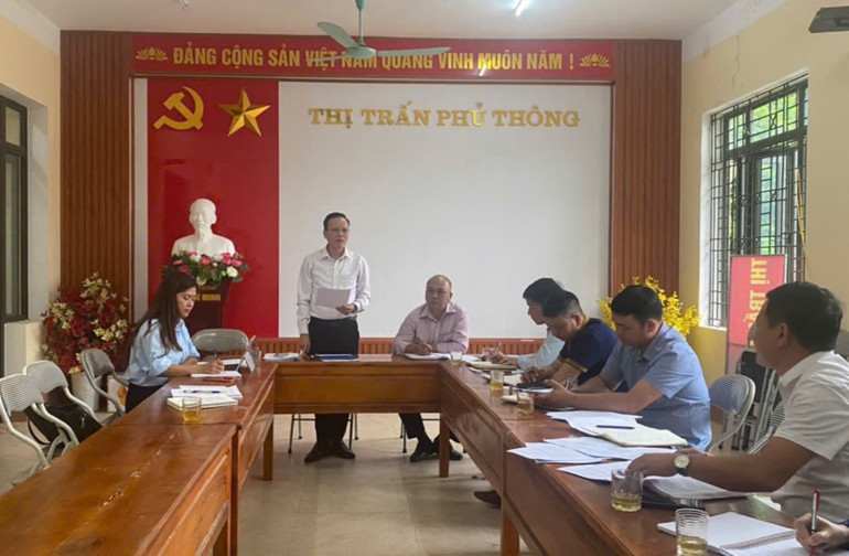 Đoàn giám sát của HĐND tỉnh làm việc với HĐND thị trấn Phủ Thông (Bạch Thông). z5889786794886-78118753d14794c8c4a3fa5bfc53bc89-7458.jpg