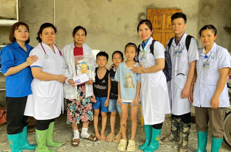Đoàn công tác của Hội Thầy thuốc trẻ tỉnh Bắc Kạn đến thăm, hỗ trợ tài chính người dân xã Đồng Phúc. z6634662594191-5e8c054b7427042441ceb9ee52dcdca0.jpg