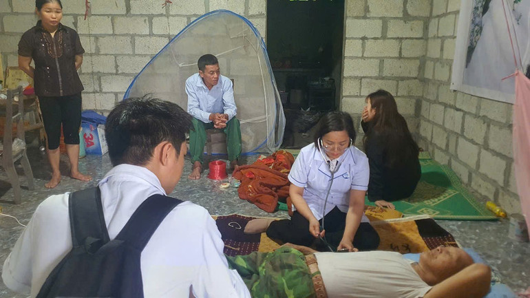 Đoàn công tác đến các hộ khám, tư vấn, cấp thuốc miễn phí cho người dân. z6634667312196-6ceda2b7a12d8734b351381294b813d3.jpg