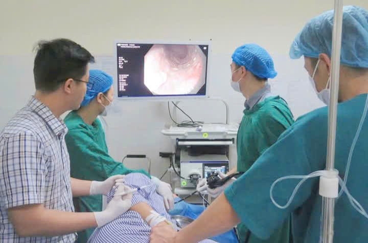 Kíp nội soi can thiệp cắt tách dưới niêm mạc qua nội soi, điều trị sớm ung thư thực quản cho ông Nông Minh T. z6495133636657-a0ba821140a13bc29a8cfcc00a83f4a3.jpg