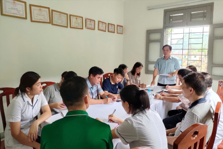 Đoàn công tác kiểm tra, giám sát vật tư y tế tại Trạm Y tế xã Nam Cường (Chợ Đồn). z5820460534540_23ccfaf8532facb65d1eb92668d2b65d.jpg