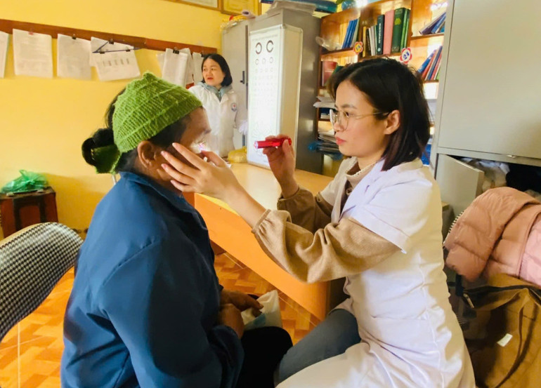 Khám mắt cho người dân. z6152087562483-c709e6ae06f93af3eecce58eda89ab1e.jpg