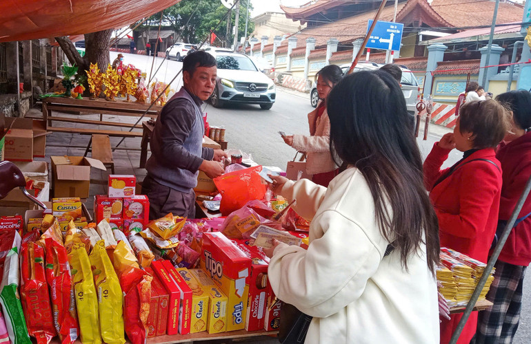 Người dân mua diêm và muối lấy may sau khi đi lễ. z6272910285917-5bbc89d9f90c28d2331e69f80c3016fd.jpg