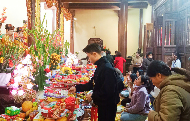 Người dân thành phố Bắc Kạn đi lễ cầu bình an sáng mùng 1 Tết tại Đền Mẫu. z6272908765369-bac30c93842ed57b8cf6668f2976694f.jpg