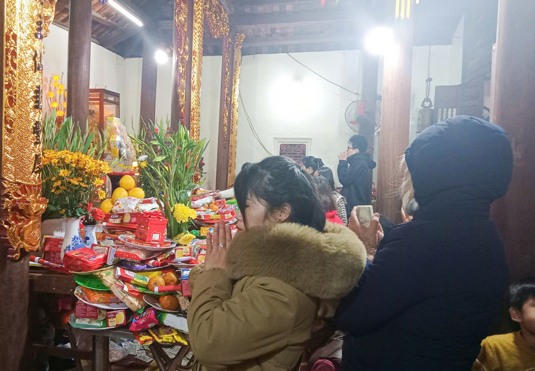 Người dân đi lễ tại Đền Cô. z6272922629468-6b2d59cf67e4926fc070bc31805b4c83.jpg