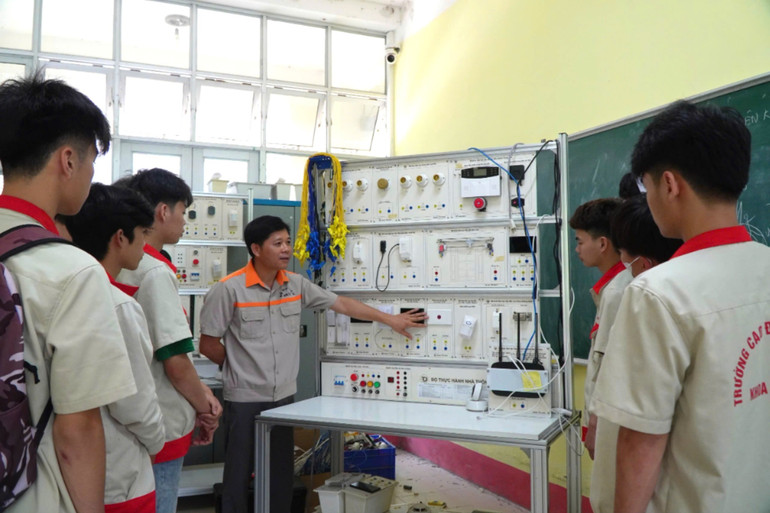 Tiết học thực hành tại Khoa Cơ điện. z5887472009880_f35b3e0a3a46455687fb24491ac00044.jpg