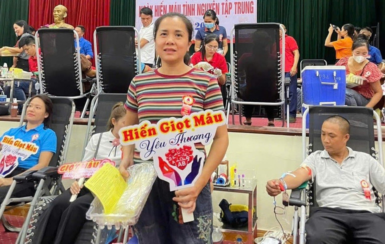 Điều dưỡng Hà Thị Thương Huyền tham Ngày hiến máu tình nguyện tại huyện Chợ Mới. gen-h-z6697896594557-45d717bc31dd9a8ec23afd71567d672d.jpg