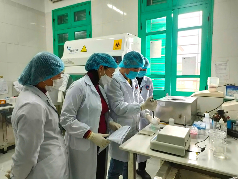 Các kỹ thuật viên tại Trung tâm KSBT tỉnh Bắc Kạn thực hiện đúng quy định về ATVSLĐ trong quá trình xét nghiệm các mẫu bệnh phẩm. z6604057413196-6964b62a24f14e928e7a98c3a6fba671-2147.jpg