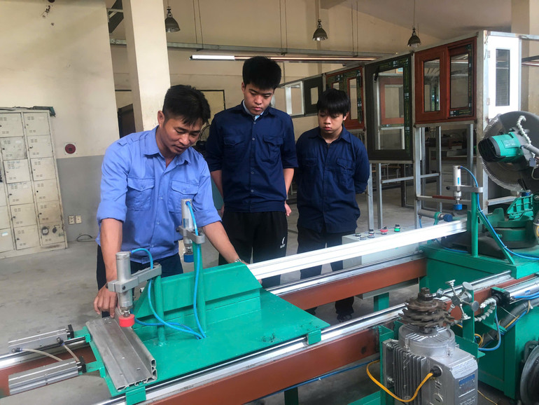 Sản phẩm “Chế tạo máy cắt nhôm đa năng” vừa giành giải đặc biệt tại Cuộc thi Sáng tạo dành cho thanh thiếu niên, nhi đồng tỉnh Bắc Kạn lần thứ 7 năm 2024. z5845940496530_34d5aeab3ae39c648f7d5347c896cd73.jpg
