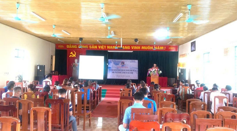 Giảng viên cung cấp các nội dung cơ bản về công tác phòng, chống tác hại của thuốc lá cho học viên tại xã Đồng Lạc, huyện Chợ Đồn. gen-n-z6686399578318-25242e06789c42eb314253b1aaf9ad20.jpg