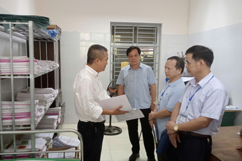 Trước buổi làm việc, đoàn công tác đã khảo sát thực tế tại TTYT huyện Chợ Đồn. z5801468462546_493d6bd4932a5646ba4179833c2b8132.jpg