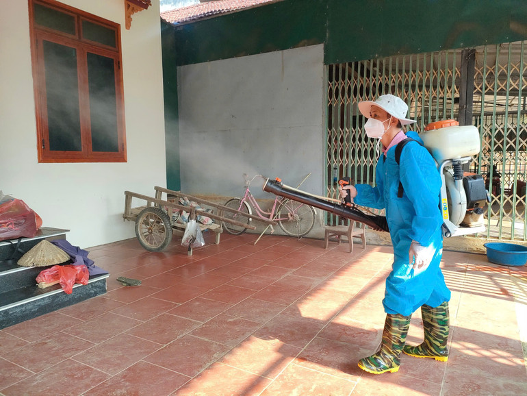 Phun hóa chất tại nhà dân. z5908661171000-645ad54965c2eea5c1fcc0b26d102559-2411.jpg