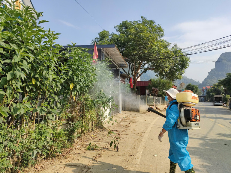 Phun hóa chất xử lý môi trường xung quanh. z5908659714694-66ade01cc837049e6ad65a026c1e40ab-3090.jpg