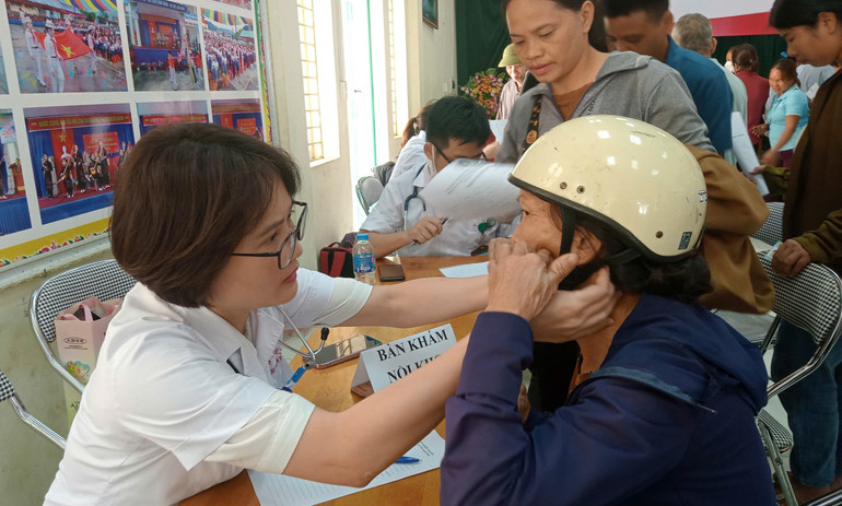 Khám tai, mũi, họng. z5893664657697-53263b222a918a139d390f16f526a1b0-2259.jpg