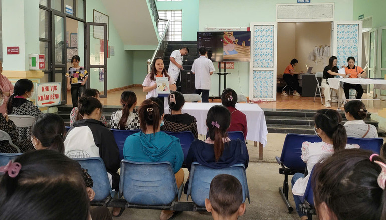 Ngành y tế tích cực truyền thông lồng ghép với cung cấp dịch vụ sức khỏe sinh sản/kế hoạch hóa gia đình tại các xã vùng cao. z6097948650978-12315ae30c888ddaba1fcbc47f743e5d.jpg